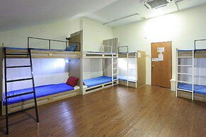 SPOT ON 90236 Zigzag Travellers Home - Hostel