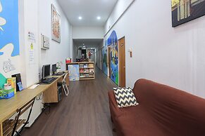 SPOT ON 90236 Zigzag Travellers Home - Hostel
