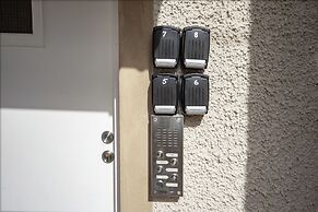 8 Varis Apartments