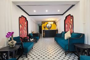 Queen Light Hotel