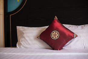 Queen Light Hotel