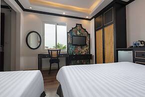 Queen Light Hotel