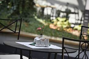 Hotel At the White Lily