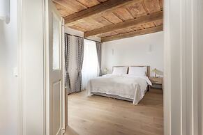 Hotel At the White Lily