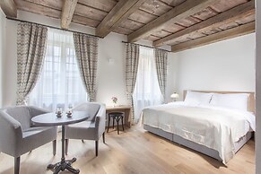 Hotel At the White Lily