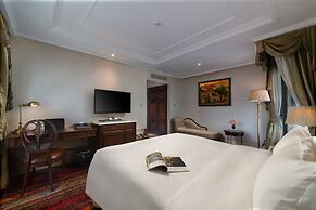 The Lapis Hotel