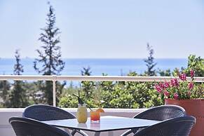 “Kiotari Miraluna Beach Resort”