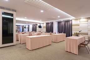 Leenova Hotel
