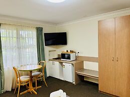 Ten Dollar Town Motel