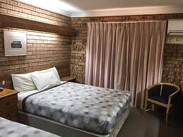 Ten Dollar Town Motel