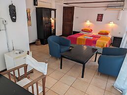 Q-Bar & Guest House