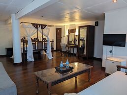 Q-Bar & Guest House