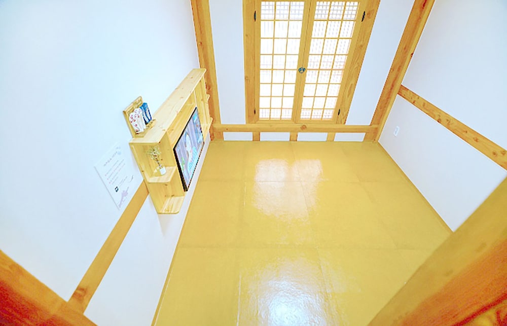 Lee Ga Hanok
