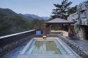 Dukgu Oncheon Condo