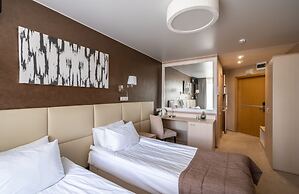 Ya - Hotel