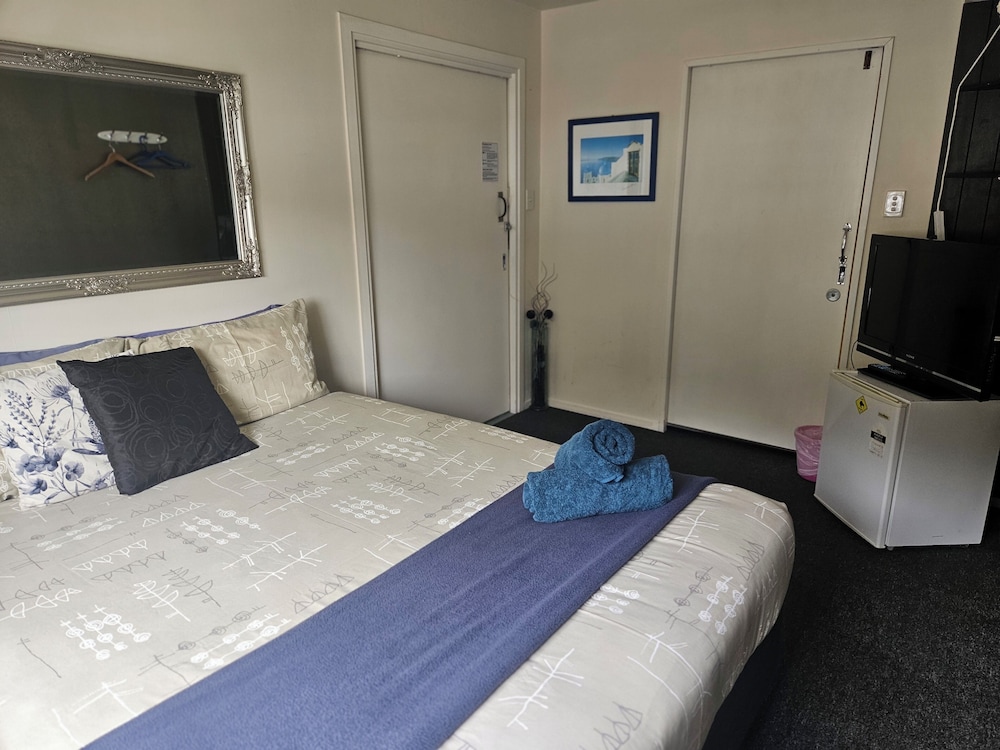 Piwaka Lodge and Backpackers