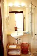 Grand Harbour Hotel