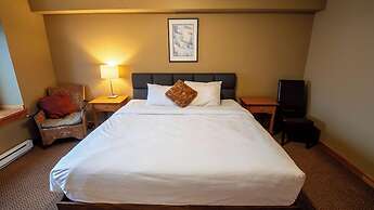 Pinnacle Ridge Chalets by Fernie Lodging