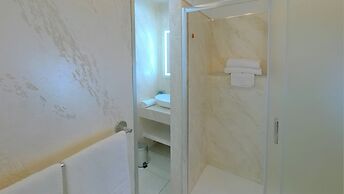 Gold Hotel