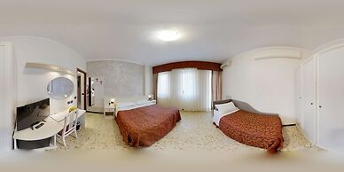 Gold Hotel