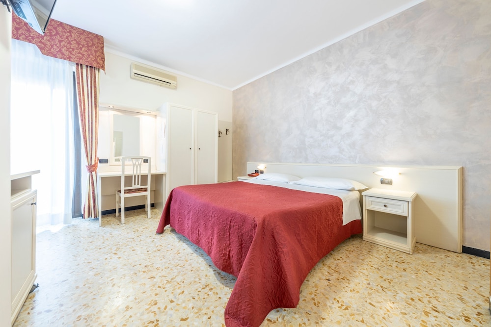 Gold Hotel