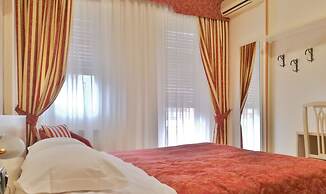Gold Hotel