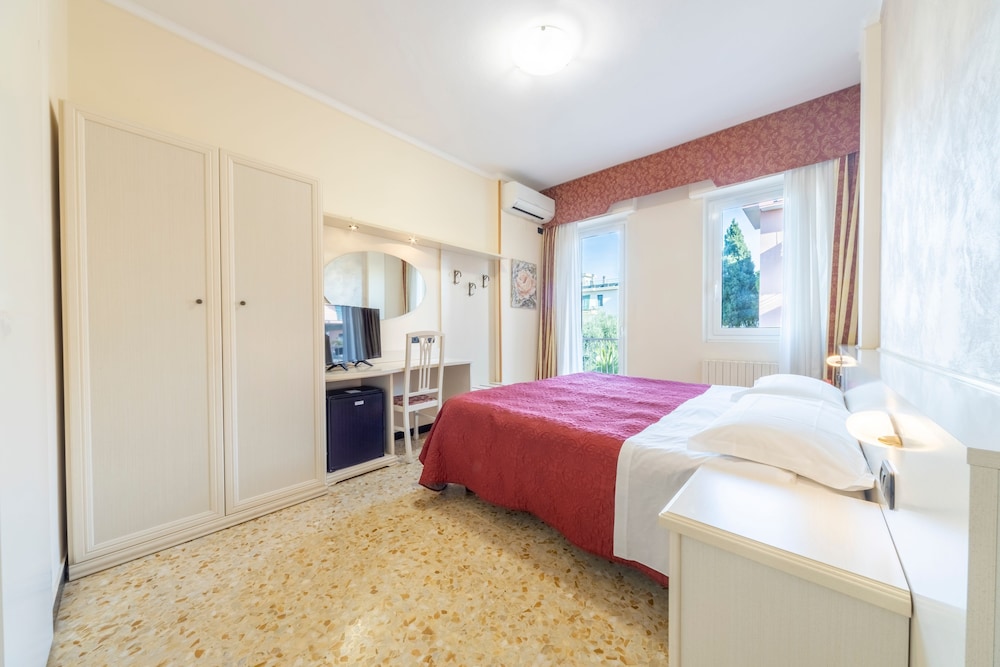 Gold Hotel