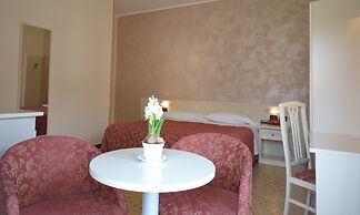 Gold Hotel