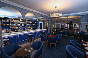 Manor Hotel