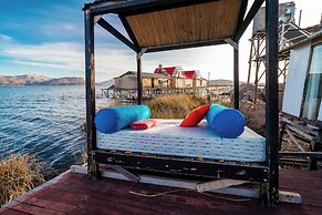 Uros Titicaca Lodge