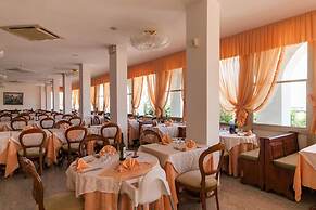 Mayflower Beach Hotel