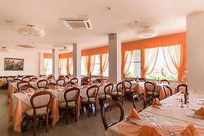 Mayflower Beach Hotel
