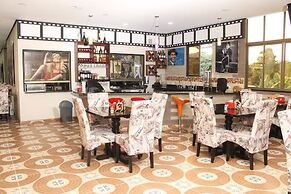 Hollywood Paradise Hotel