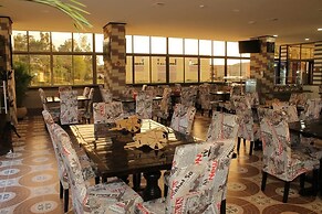 Hollywood Paradise Hotel