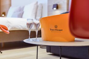R hotel experiences