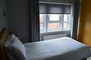 Airlie Arms Hotel
