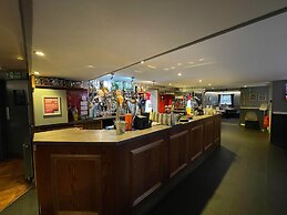 Airlie Arms Hotel
