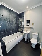 Airlie Arms Hotel