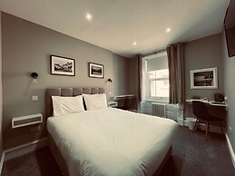 Airlie Arms Hotel