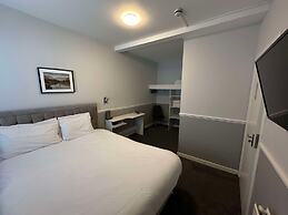 Airlie Arms Hotel