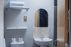 Airlie Arms Hotel