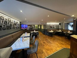Airlie Arms Hotel