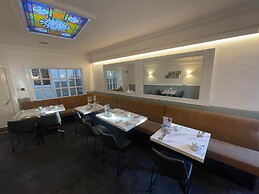 Airlie Arms Hotel