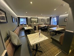 Airlie Arms Hotel