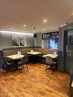 Airlie Arms Hotel
