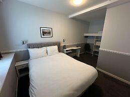Airlie Arms Hotel