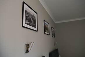 Airlie Arms Hotel