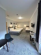 Airlie Arms Hotel