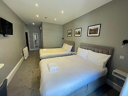 Airlie Arms Hotel
