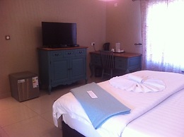 Khwee Sands Lodge